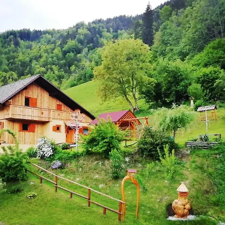Pocitniska Hiska Kasta بيت للعطل *